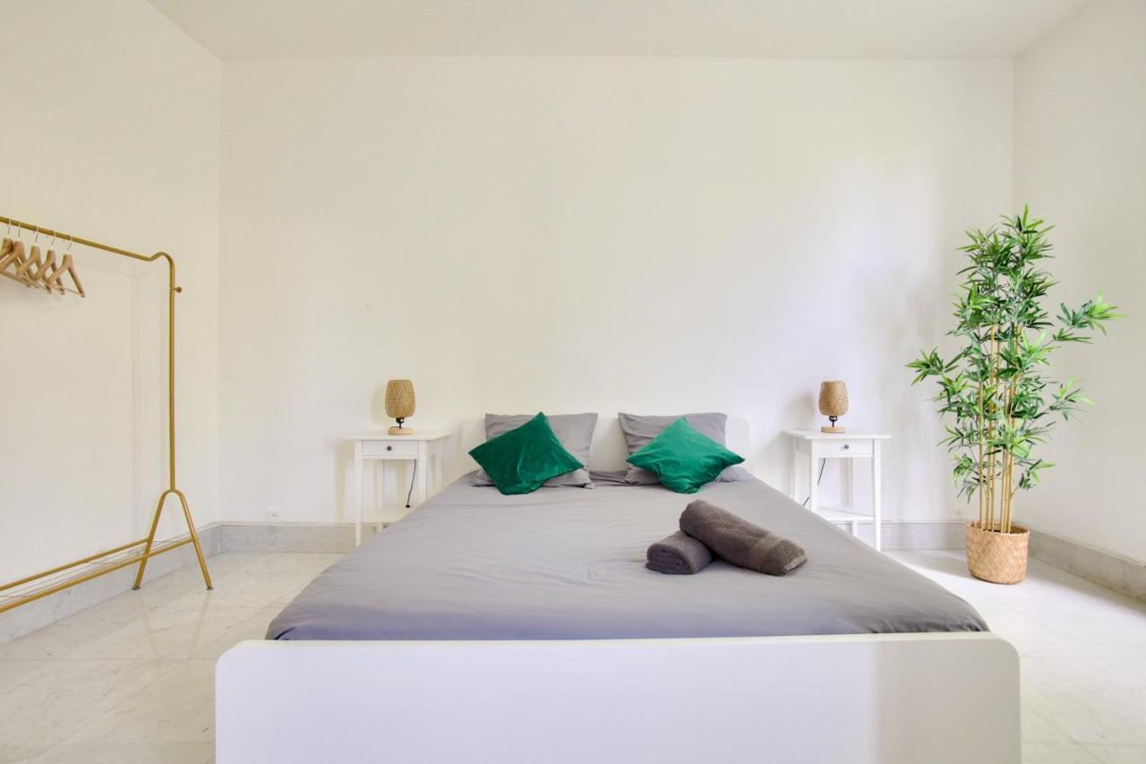 2 Bedrooms Tour Eiffel Rapp Parigi Esterno foto
